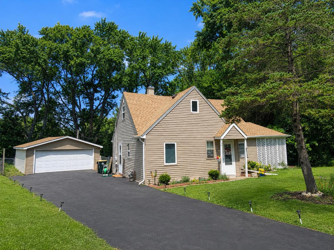 924 Hillwood Cir., Round Lake Beach, IL 60073