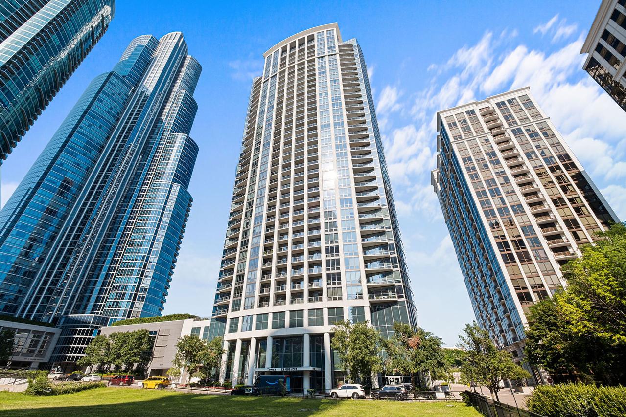 1235 S Prairie Ave. #1906, Chicago, IL 60605