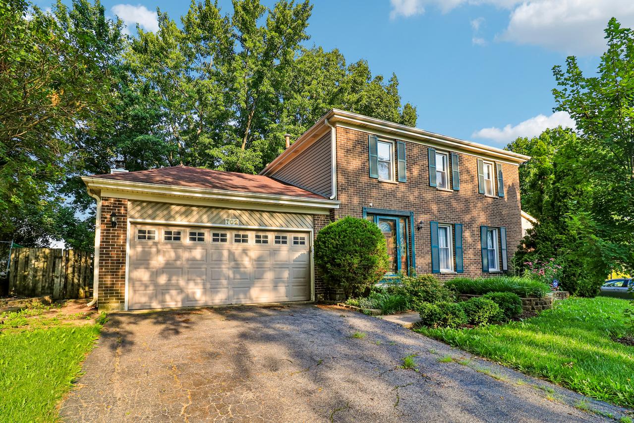 702 Buffalo Cir., Carol Stream, IL 60188