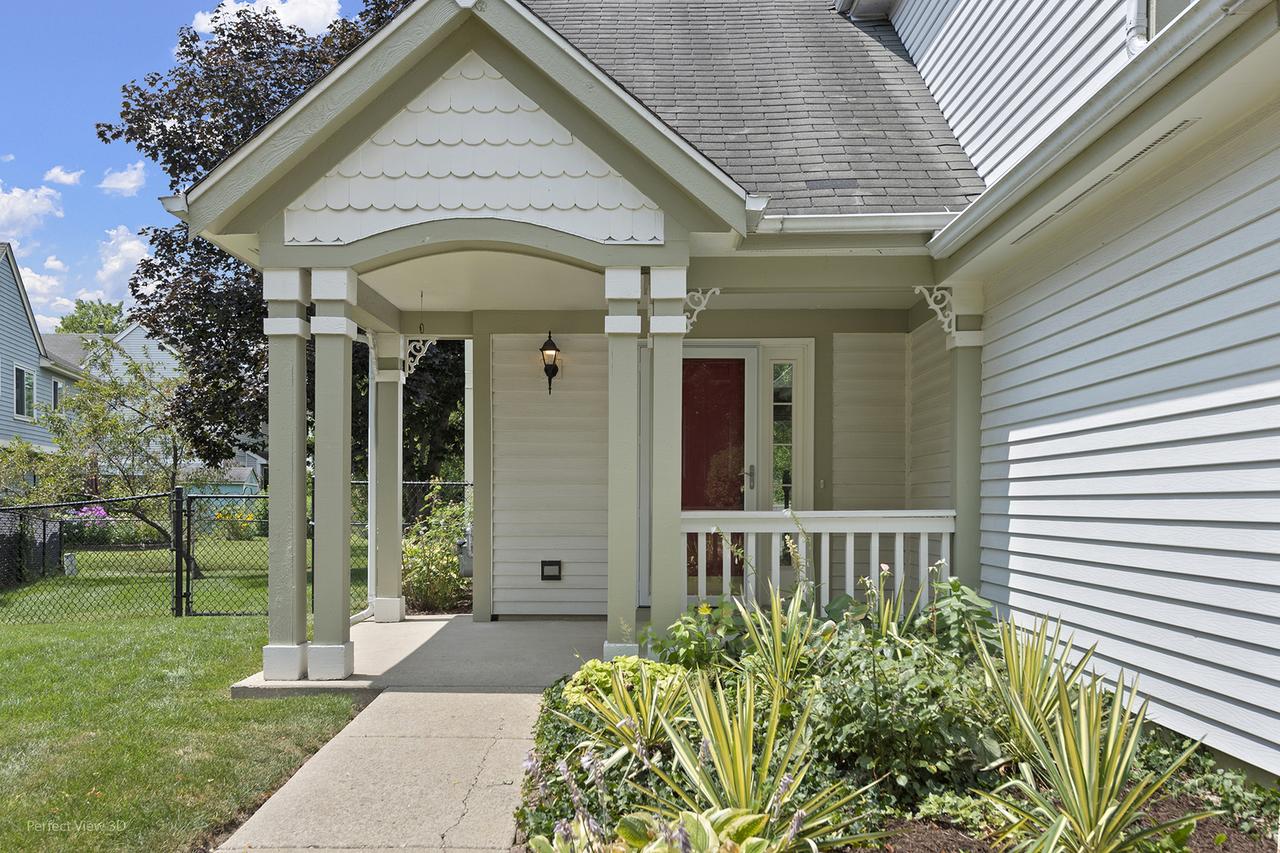 220 Lexington Ln., Grayslake, IL 60030