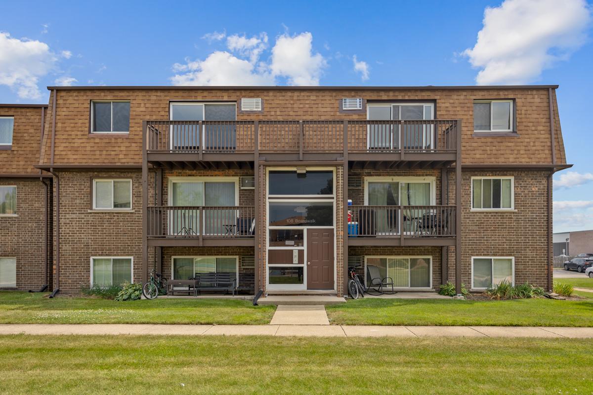 108 Boardwalk St. #2E, Elk Grove Village, IL 60007