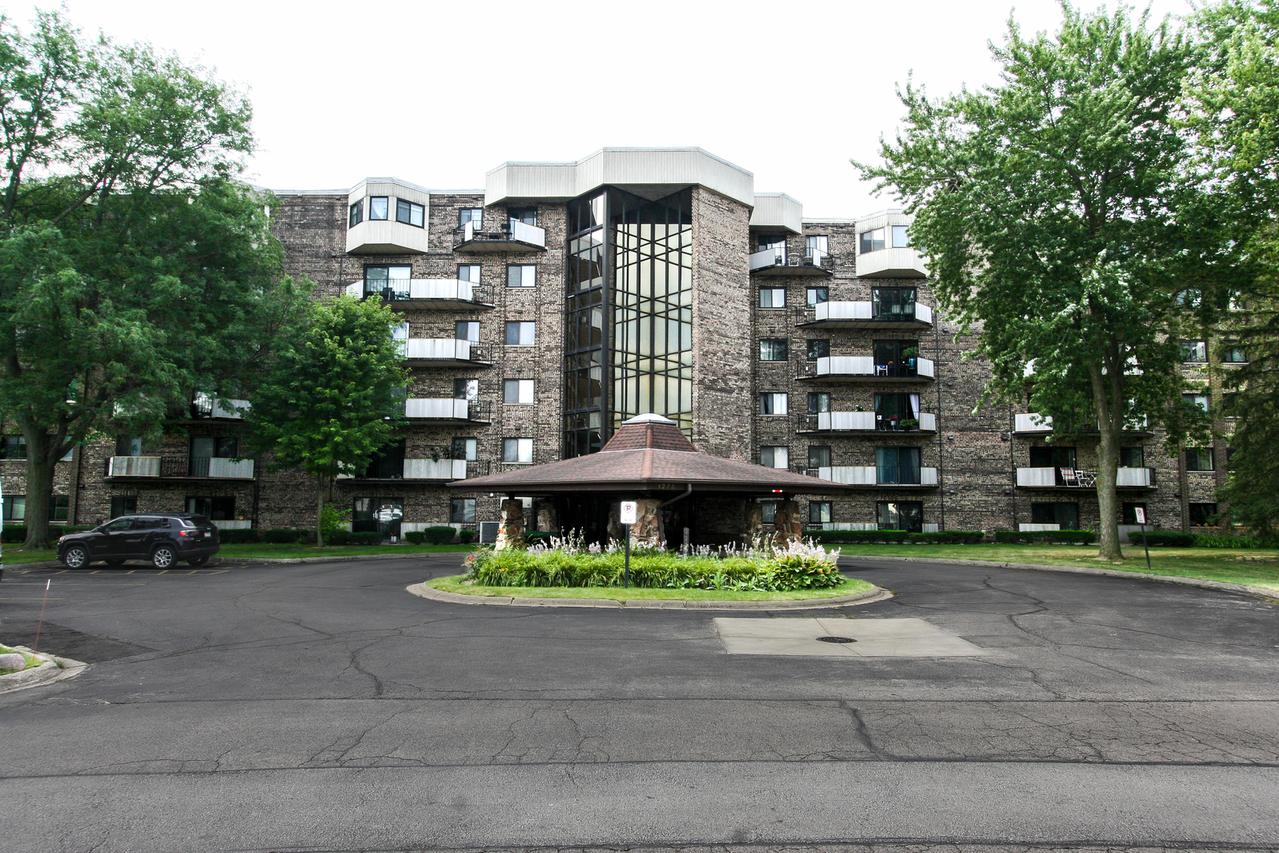 1275 E Baldwin Ln. #306, Palatine, IL 60074