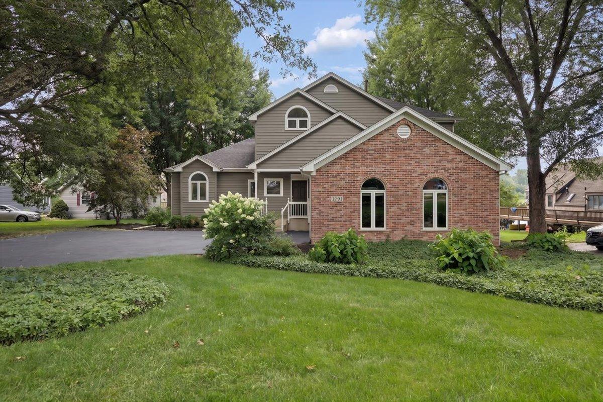 1291 Holiday Dr., Lake Holiday, IL 60548