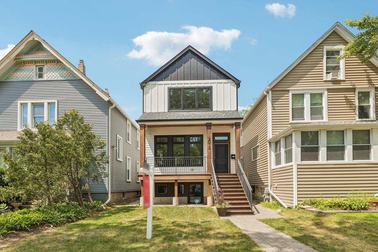 2012 Maple Ave., Evanston, IL 60201