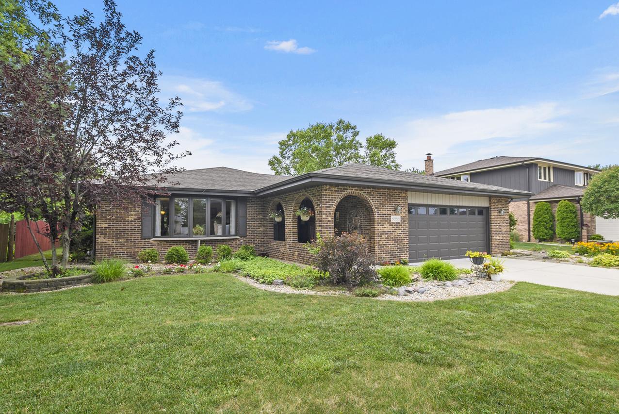 8955 Linden Dr., Tinley Park, IL 60487