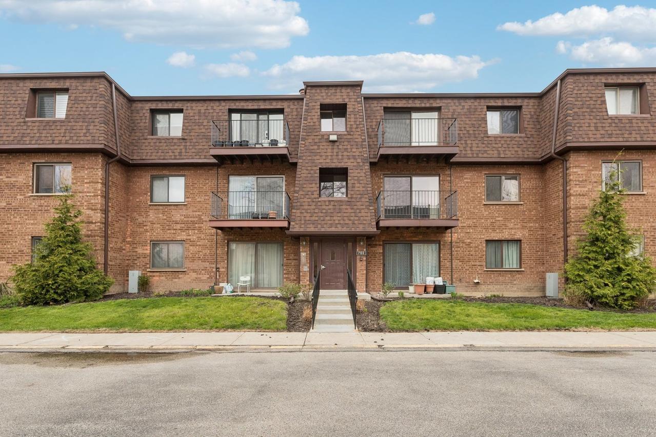 702 Cobblestone Cir. #D, Glenview, IL 60025