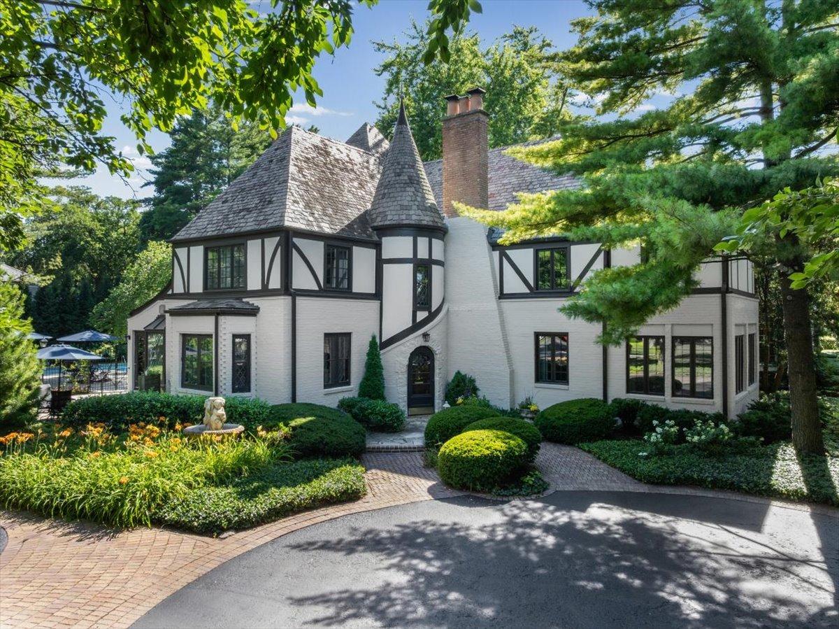 1137 Locust Rd., Wilmette, IL 60091