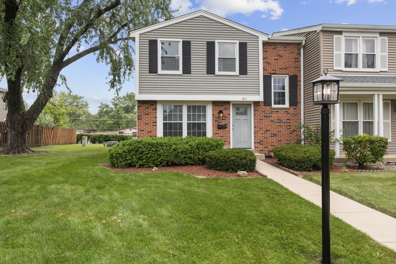 818 Lexington Cir., Hanover Park, IL 60133