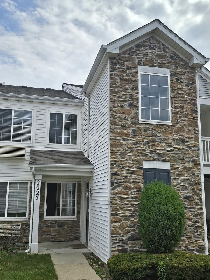 2027 Silverstone Dr., Carpentersville, IL 60110