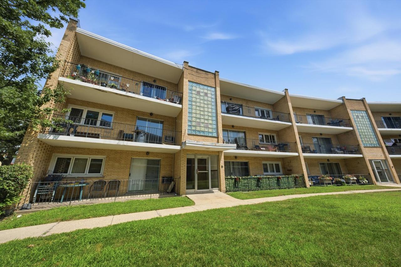 10332 S Pulaski Rd. #107, Oak Lawn, IL 60453