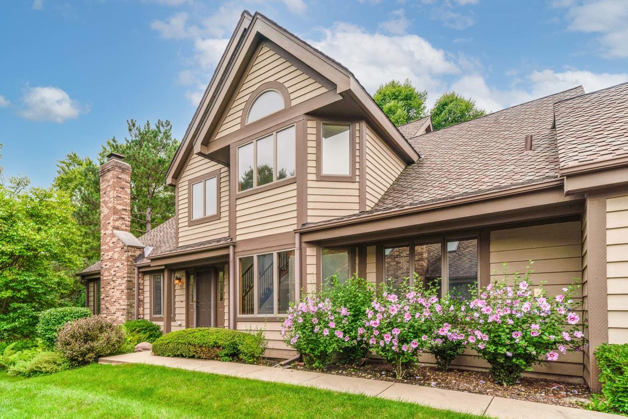 1902 Forest Creek Ln., Libertyville, IL 60048