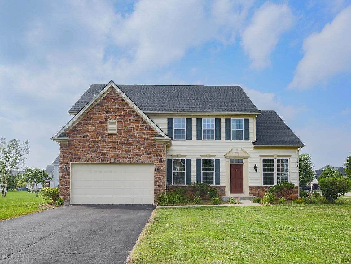 958 Glacial Falls Dr., Gilberts, IL 60136