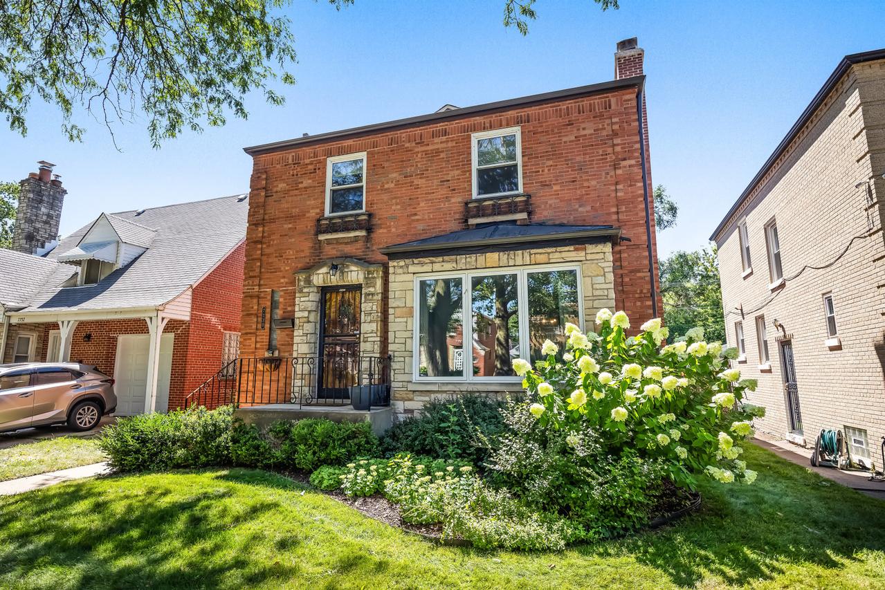 7730 S Paxton Ave., Chicago, IL 60649
