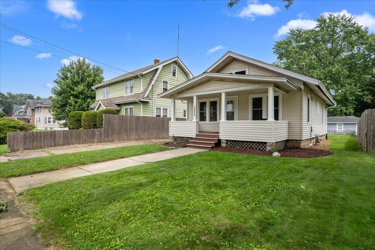1006 S 4th St., Aurora, IL 60505