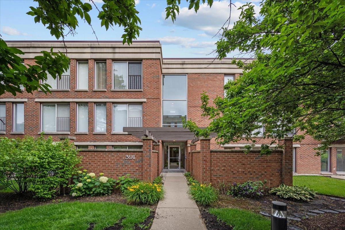 391 Kelburn Rd. #114, Deerfield, IL 60015
