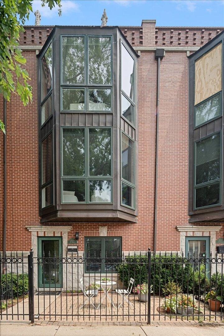 2009 N Hoyne Ave., Chicago, IL 60647