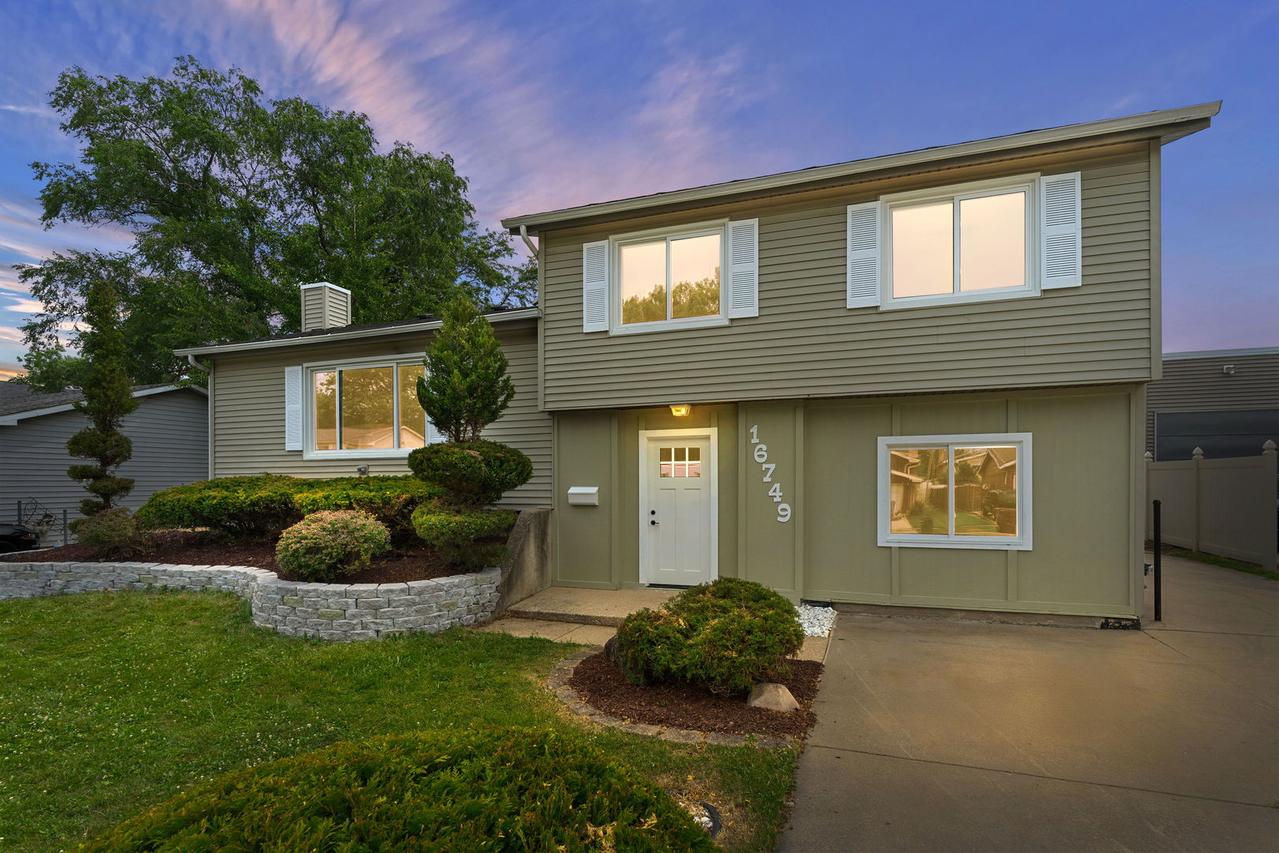16749 Meadowdale Dr., Oak Forest, IL 60452