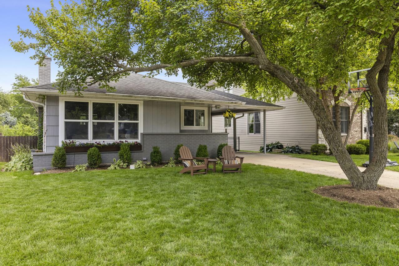 417 Dawn Ave., Glen Ellyn, IL 60137