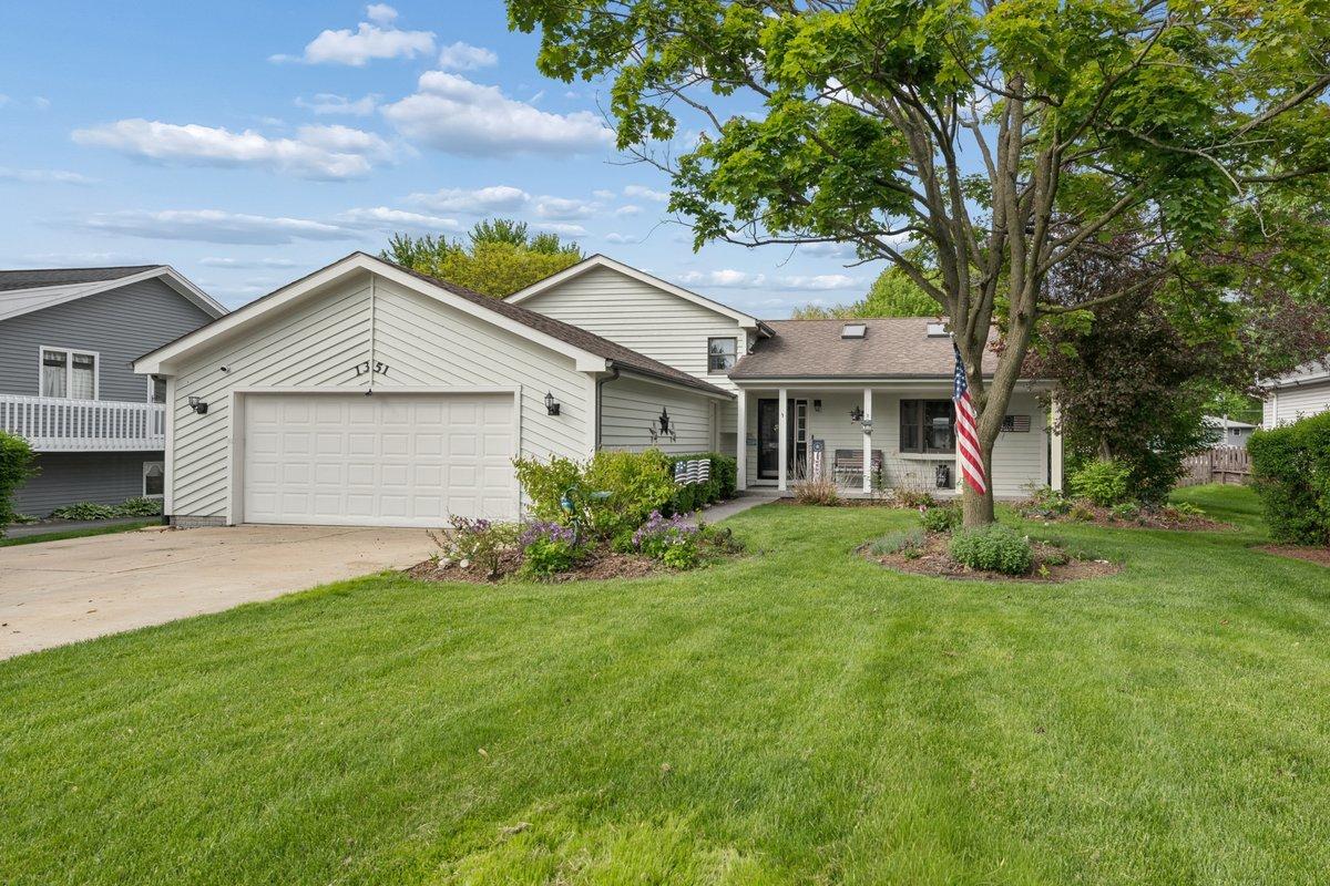 1351 Reva Ln., Lake Holiday, IL 60548