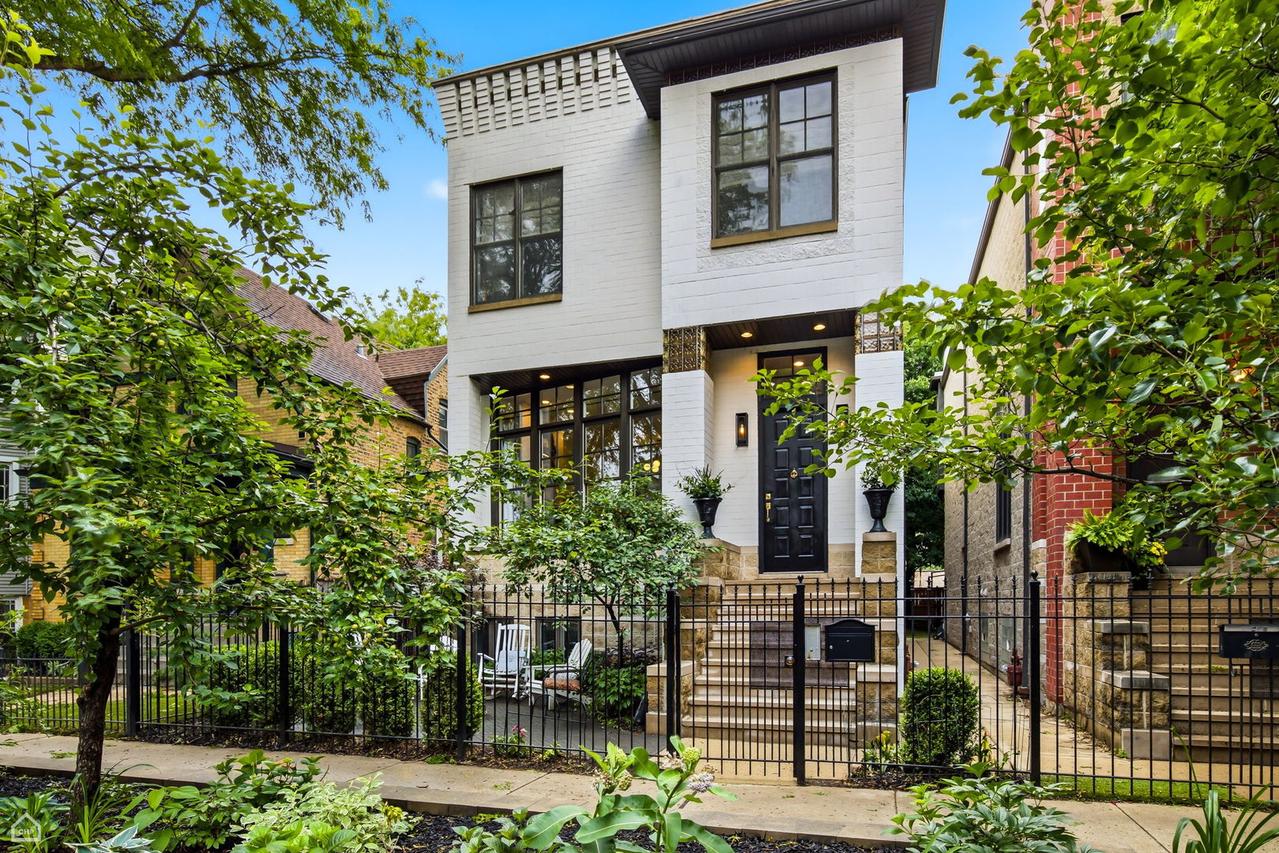 1310 W Roscoe St., Chicago, IL 60657