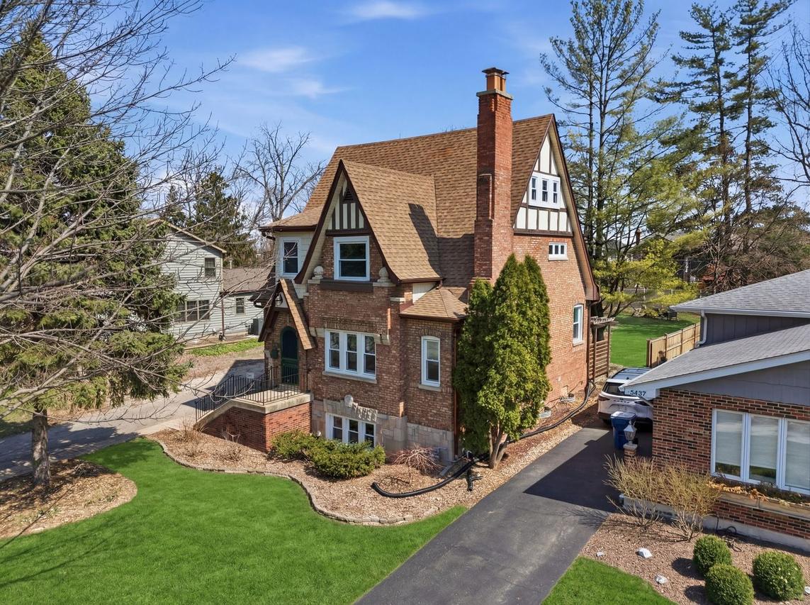 4425 Wilson Ave., Downers Grove, IL 60515
