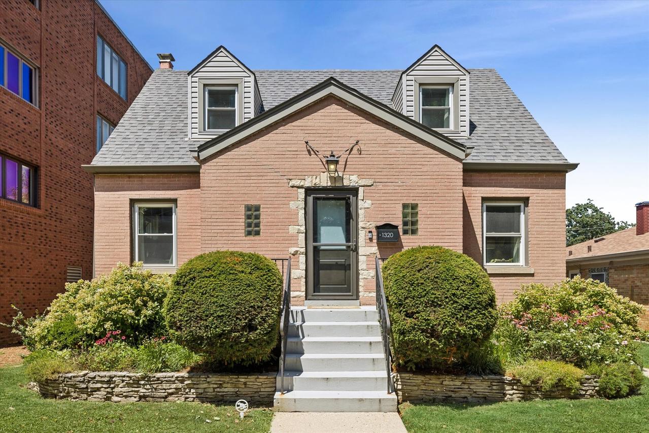 1320 E Washington St., Des Plaines, IL 60016