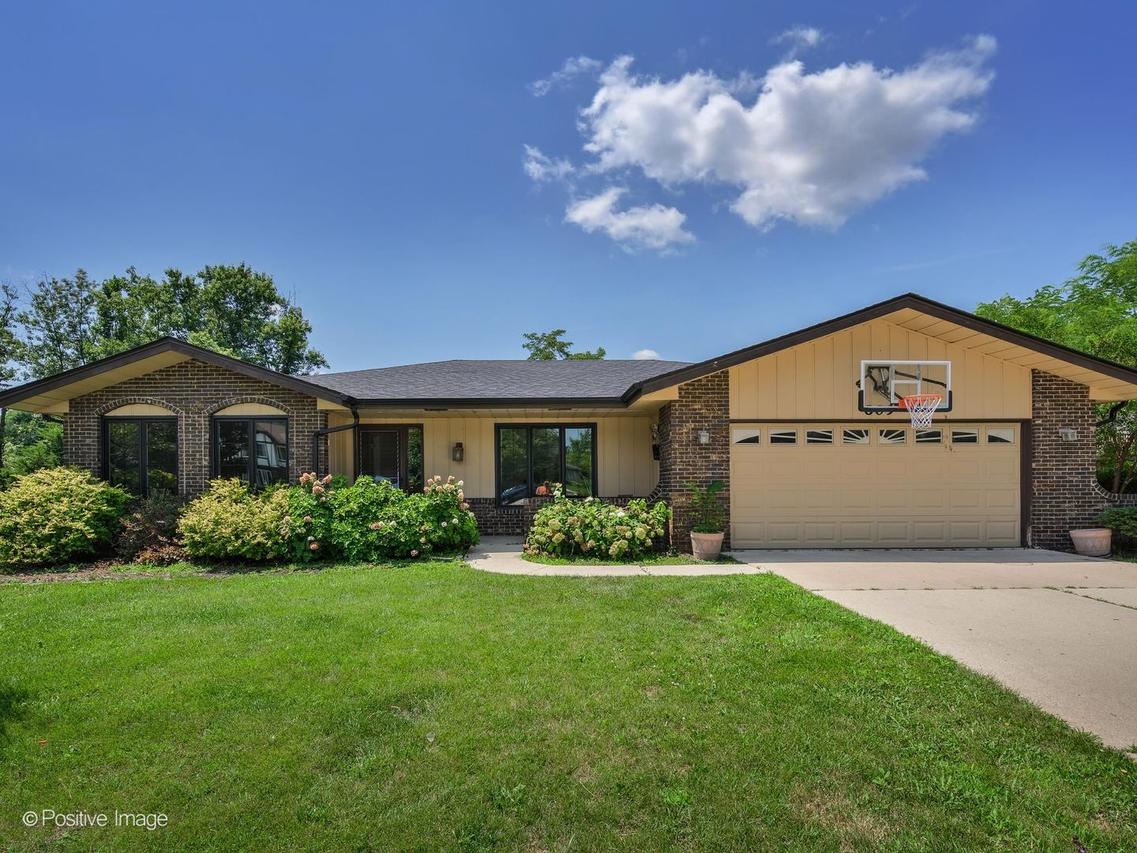 809 Brook Ct., Glen Ellyn, IL 60137
