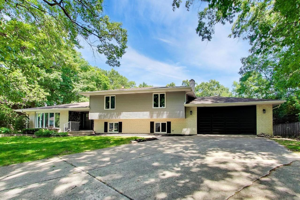 16w250 93rd Pl., Burr Ridge, IL 60527