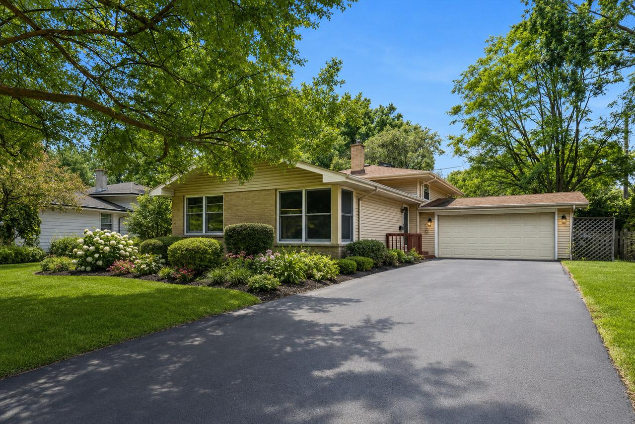 368 Sycamore Dr., Naperville, IL 60540