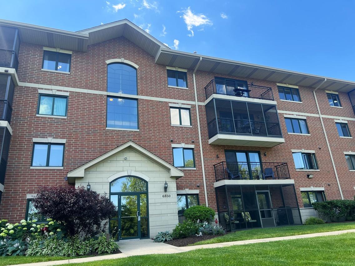 6850 W Winding Tr. #202, Oak Forest, IL 60452