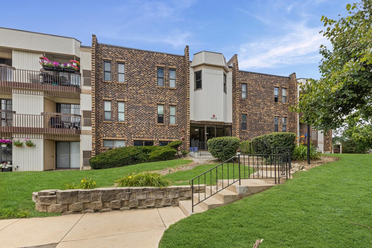 2216 Country Club Dr. #24, Woodridge, IL 60517