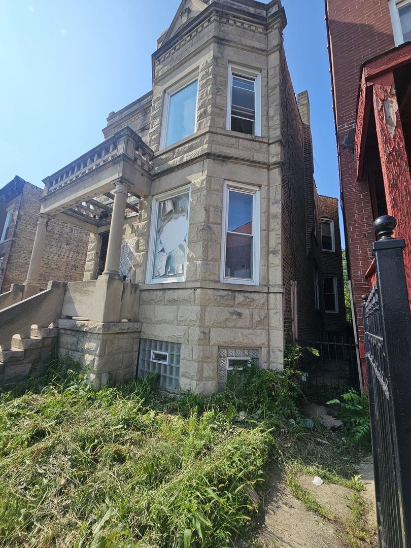 3332 W Congress Pkwy., Chicago, IL 60624
