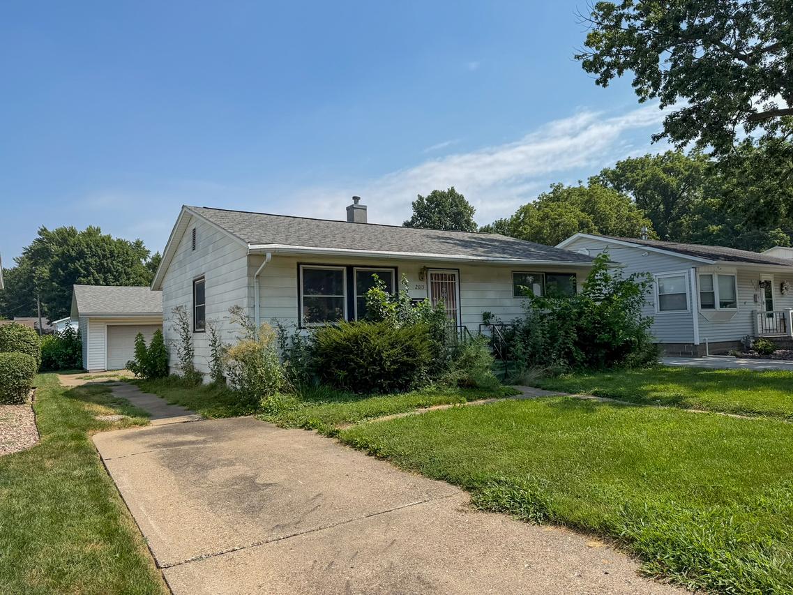 2015 Maple St., Quincy, IL 62301