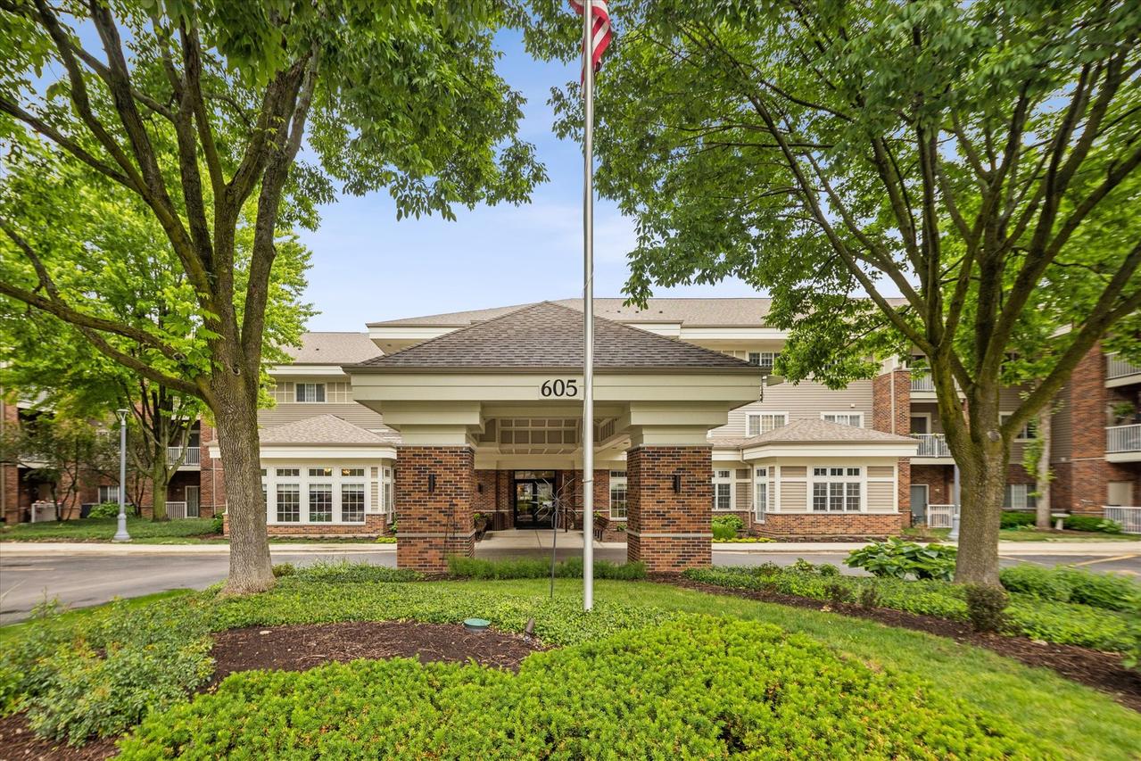 605 Barrington Ave. #332, East Dundee, IL 60118