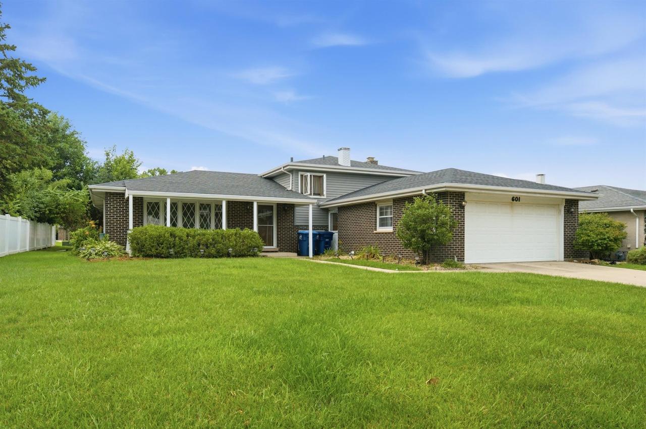 601 Honey Locust Ln., Darien, IL 60561