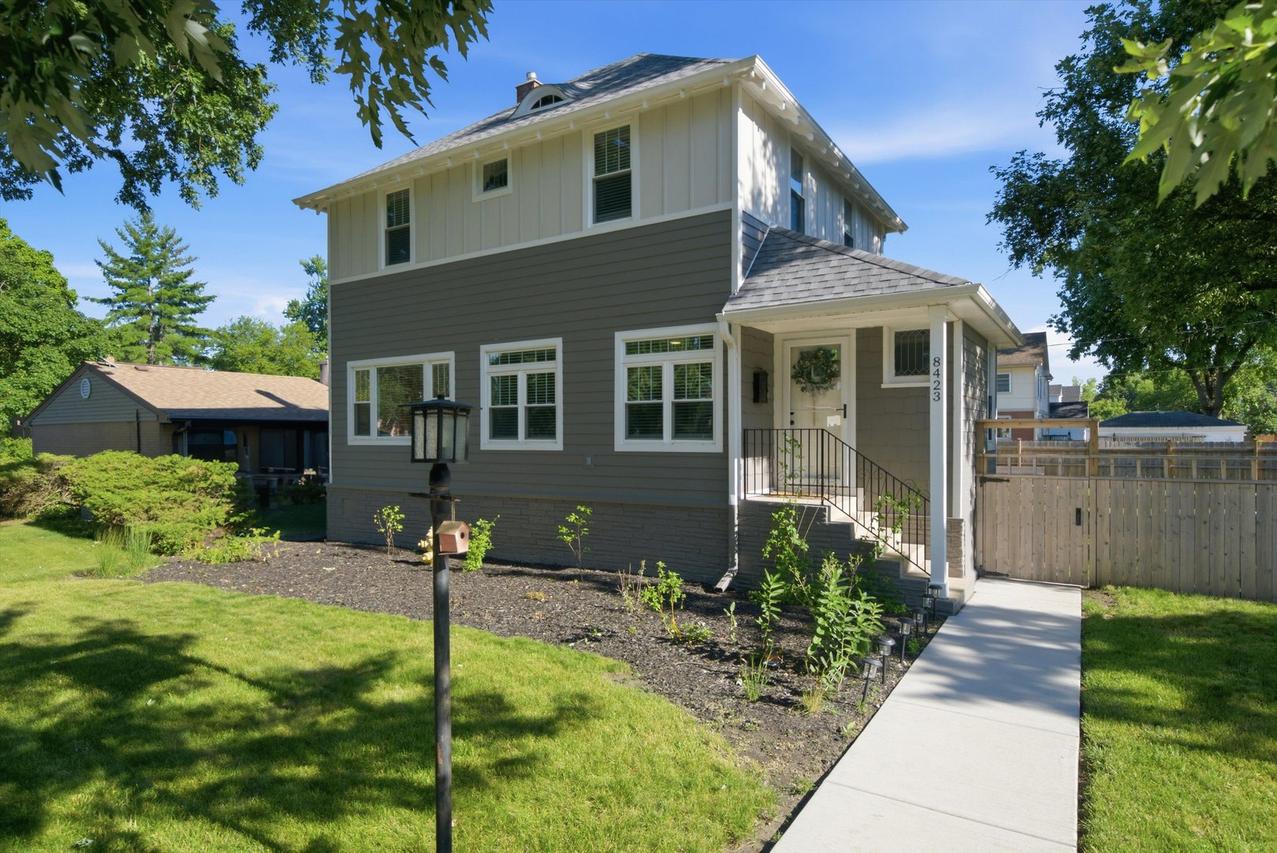 8423 Greenview Ave., Brookfield, IL 60513