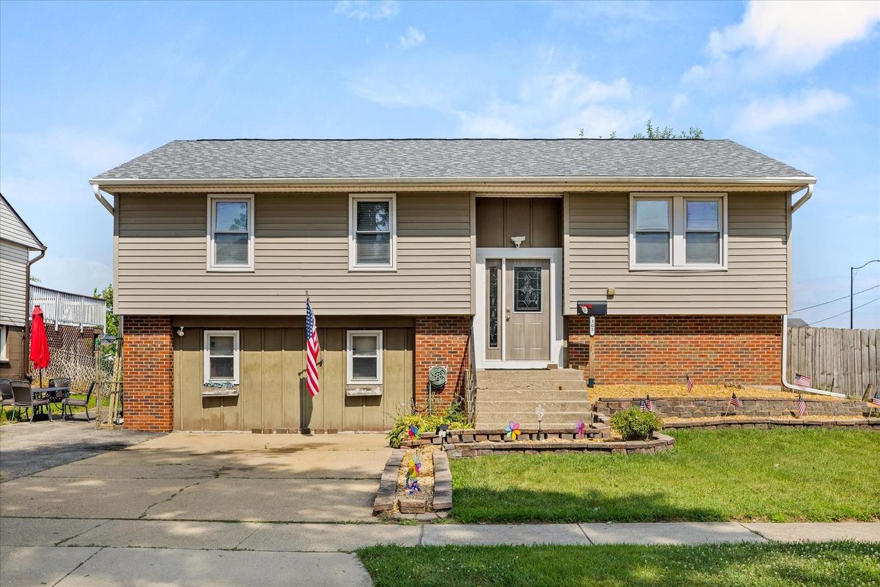 305 Hickory Ave., Romeoville, IL 60446