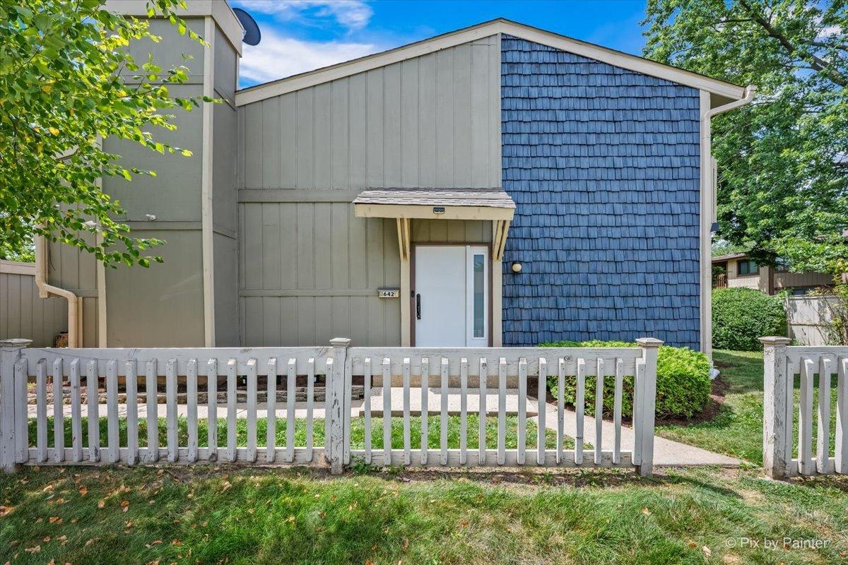 642 Glacier Tr., Roselle, IL 60172
