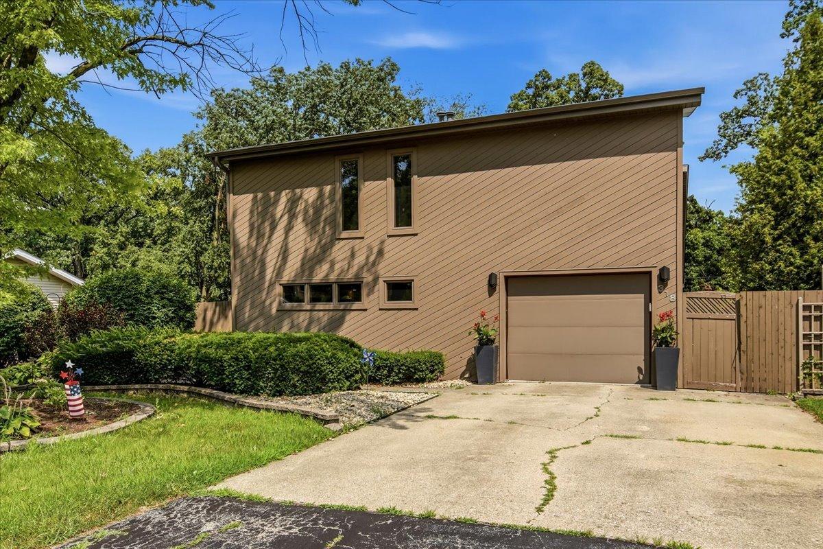 318 N Brookshore Dr., Shorewood, IL 60404