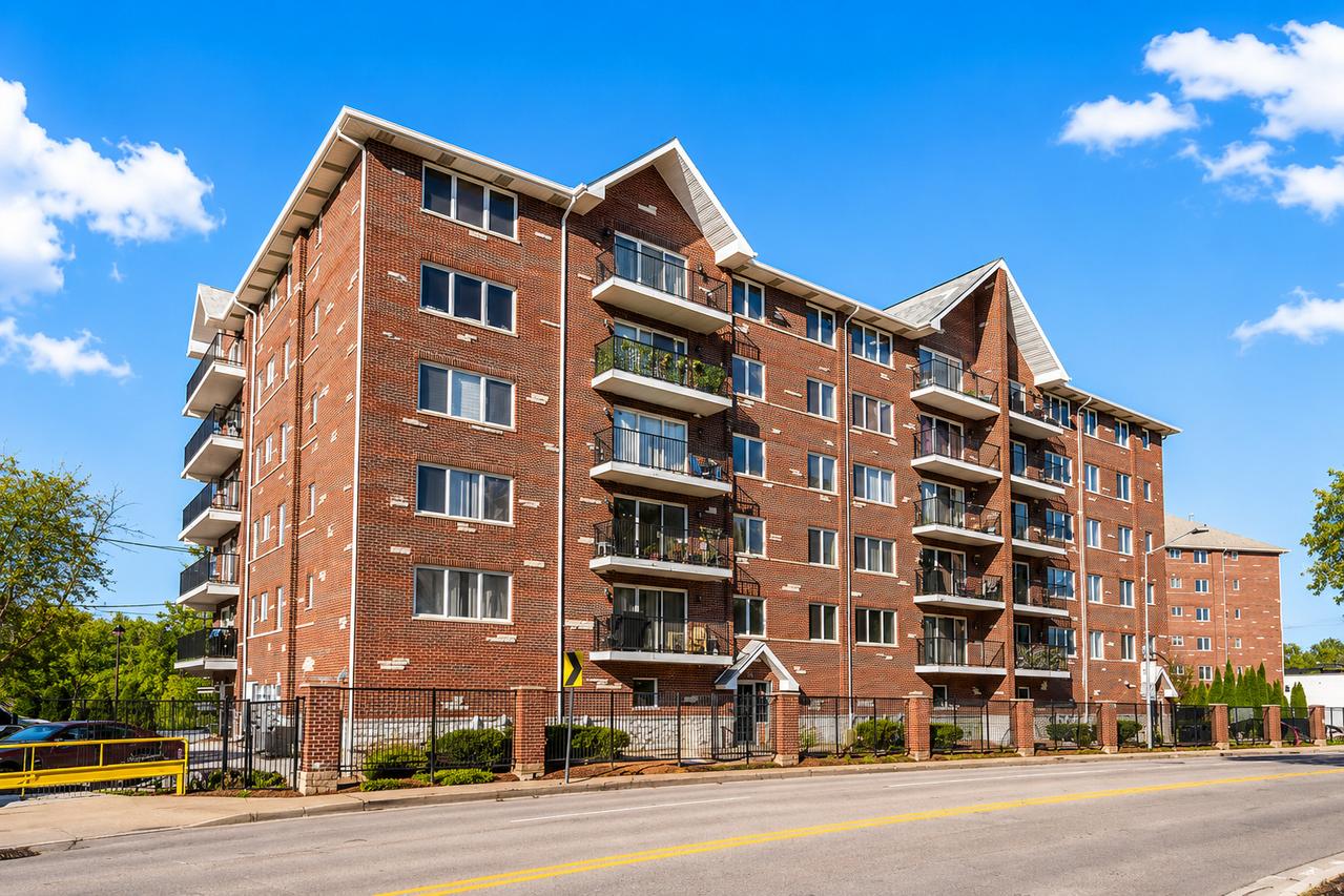 8030 Riverwalk Dr. #2F, Lyons, IL 60534
