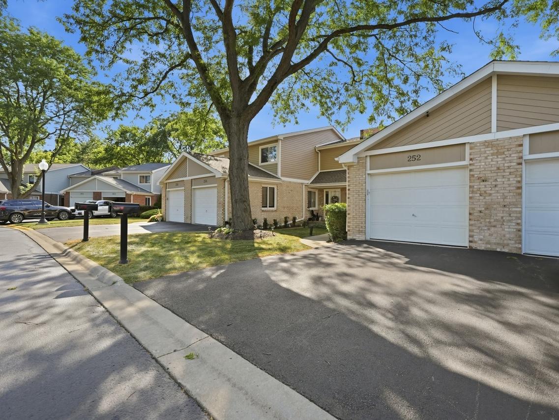 252 W Golfview Ter., Palatine, IL 60067