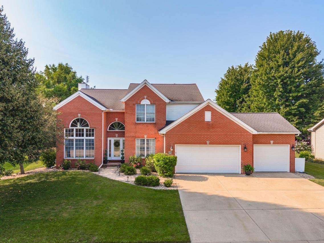 17 Waterside Cir., Bloomington, IL 61704