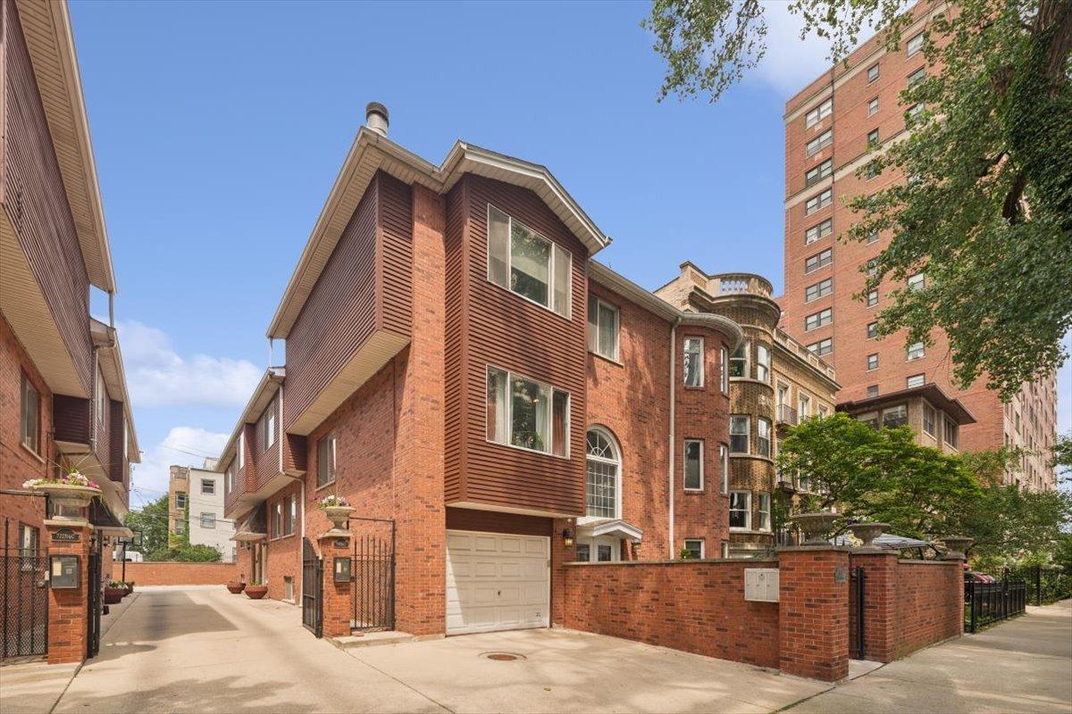 716 W Junior Ter. #A, Chicago, IL 60613