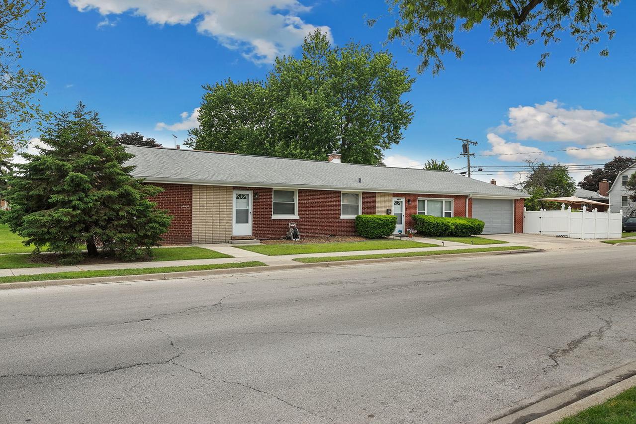 8900 S Utica Ave., Evergreen Park, IL 60805
