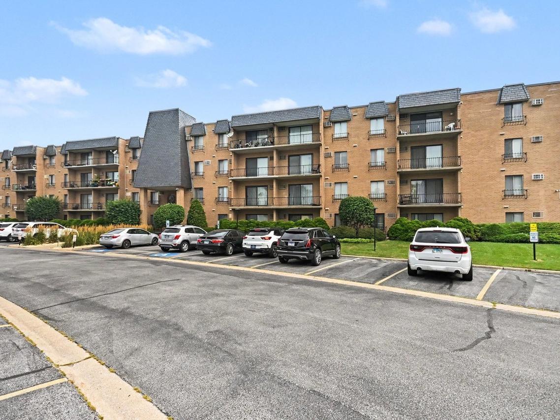 931 W Arquilla Dr. #413, Glenwood, IL 60425