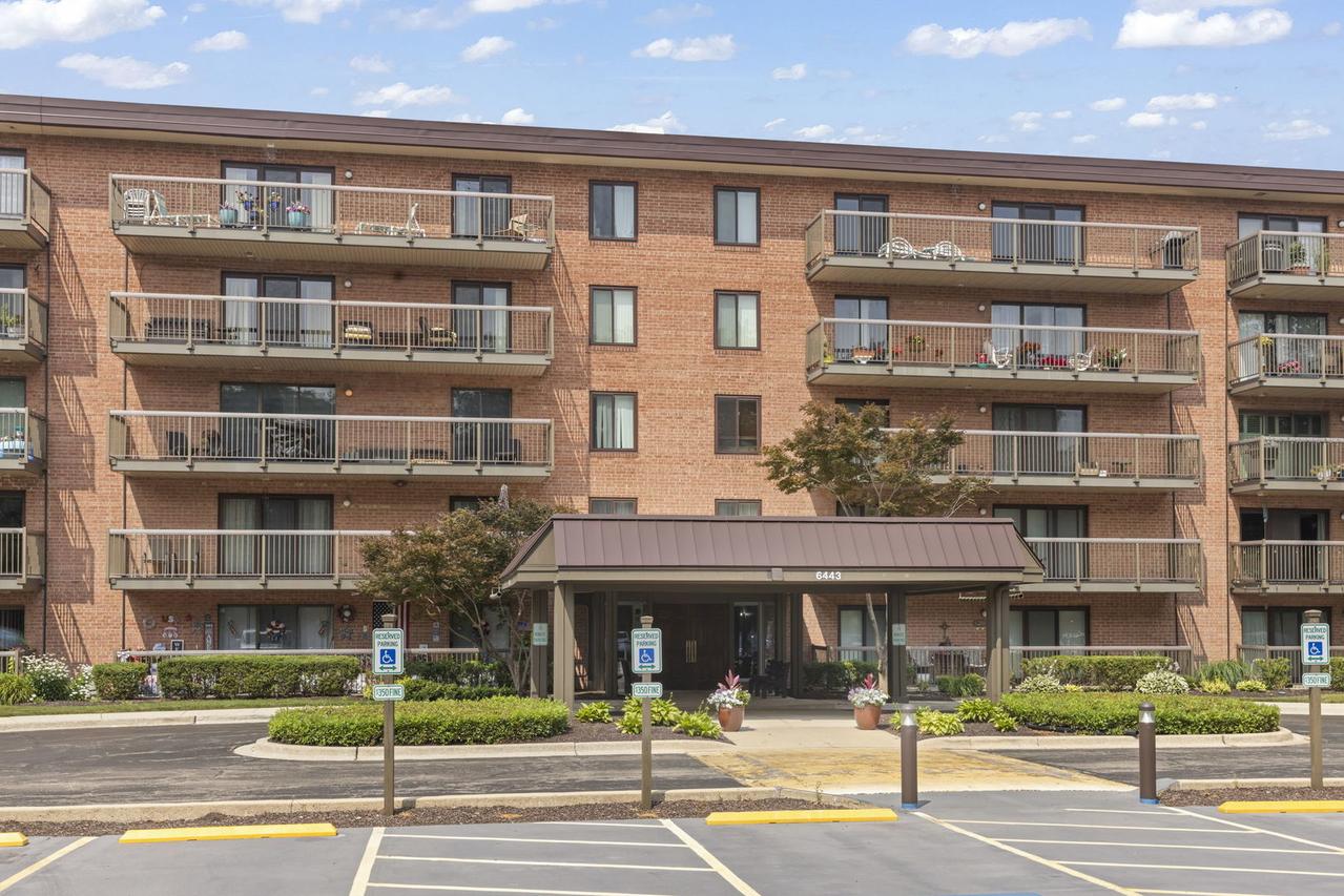 [Address Hidden by Seller], Willowbrook, IL 60527
