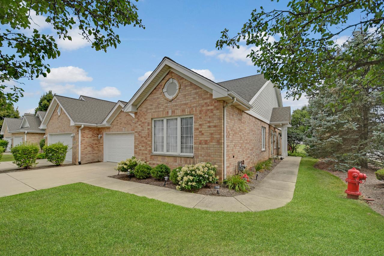5553 Foxwoods Dr., Oak Lawn, IL 60453