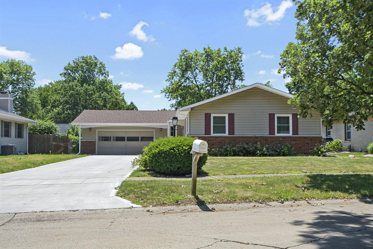 2205 Glenoak Dr., Champaign, IL 61821