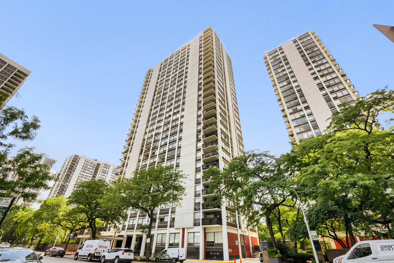 1455 N Sandburg Ter. #2009, Chicago, IL 60610