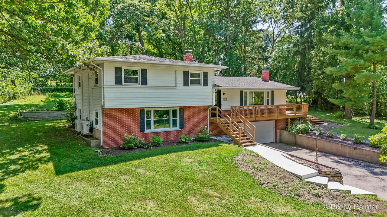 3707 N Oak Knoll Rd., Crystal Lake, IL 60012